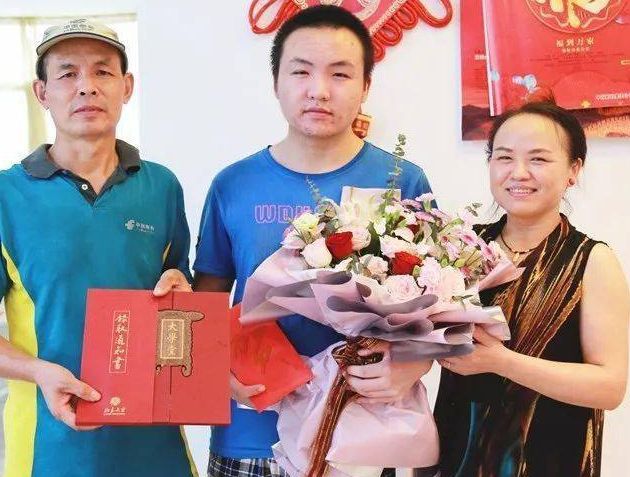 父亲允诺儿子考到哪就在哪买房，看到录取通知书懵了，喝起了闷酒