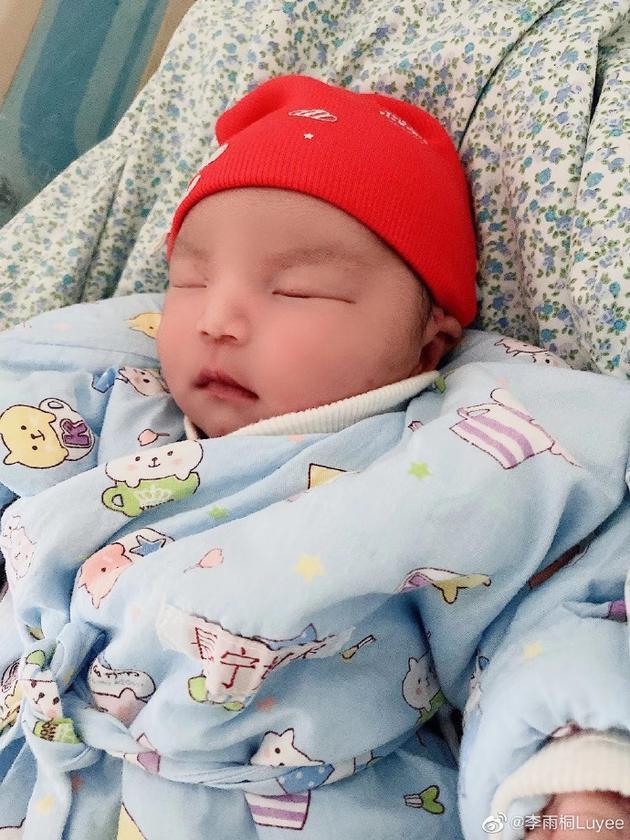 薛之谦前女友李雨桐当妈晒宝宝照片 自称曾受到罕见磨难