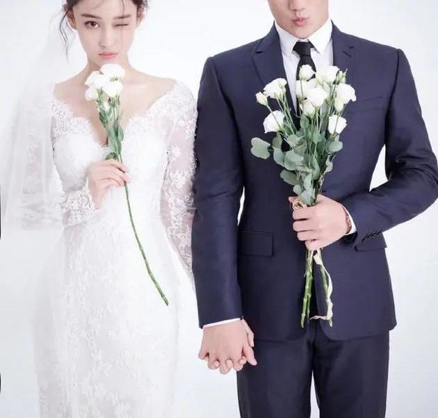 张馨予何捷亲密合影曝光 被扒同穿一件衣服超恩爱