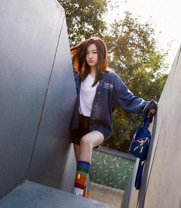 李嫣疑不满与小苹果的聚会照 自制表情包称P太过