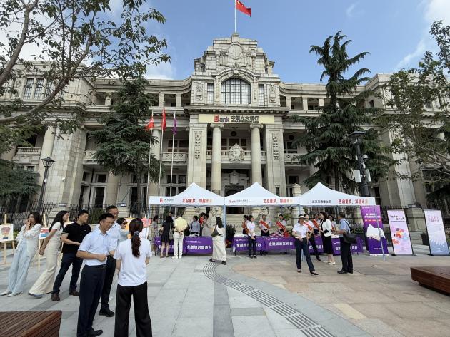 中国光大银行武汉分行联合光大信托、 武汉范德堡之家儿童发展中心举办 关爱“折翼天使”金融知识 宣传教育活动