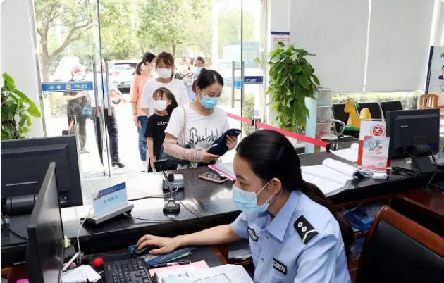 各地迎來首批二代身份證換證高峰 提前準(zhǔn)備避免排隊(duì)