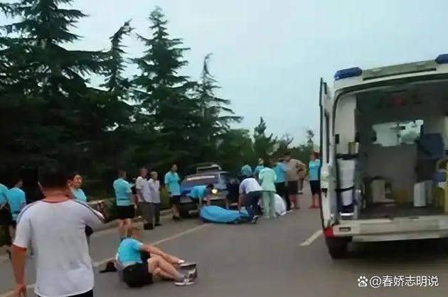 暴走團(tuán)擋道120引熱議 警笛聲中隊(duì)伍照走