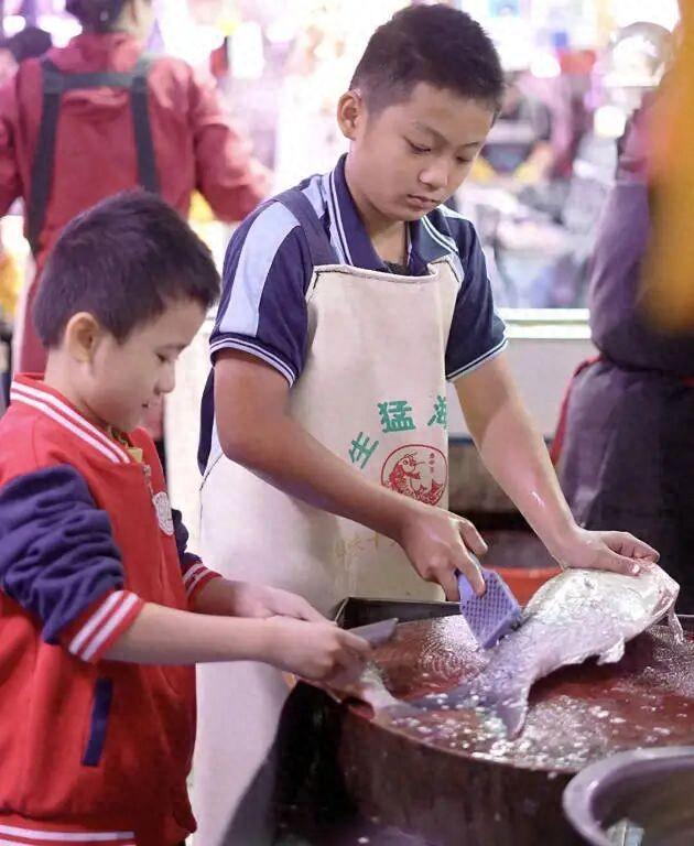 鱼档少年五六岁就会帮家里打鱼鳞