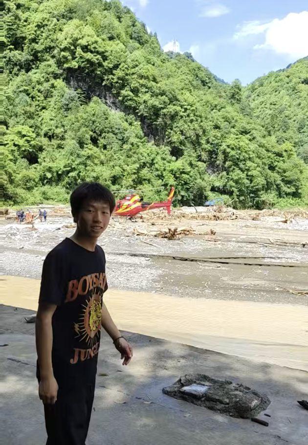 男子将丈母娘救出被洪水卷走 抱树撑12小时获救