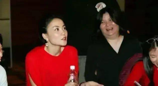 王菲陪小女儿手术后回京！李嫣包裹严实状态很好，母女俩神态超像