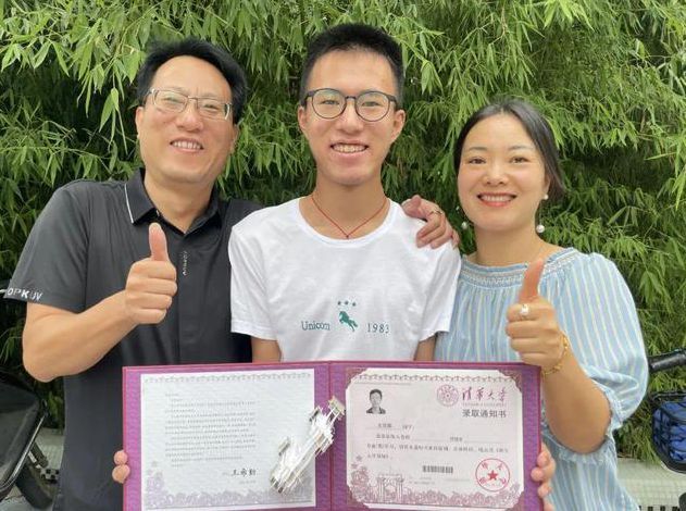 父亲允诺儿子考到哪就在哪买房，看到录取通知书懵了，喝起了闷酒