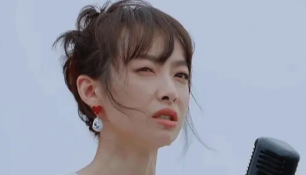 《五十公里桃花坞》宋茜在海边喊话时哭了：“有些事情，我觉得还是不过去的好。”