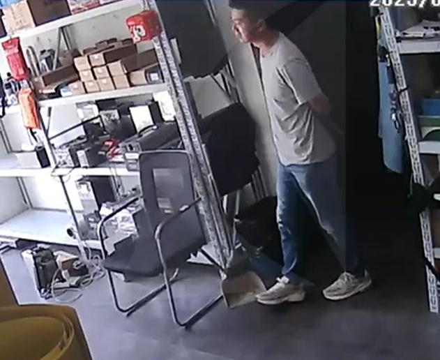 上海一男子偷东西被失主察觉后慌了 赶紧叫闪送送回