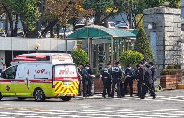 韩国一70多岁男子刺伤两名警察 受伤的两名警察已遭送往附近医院接受治疗