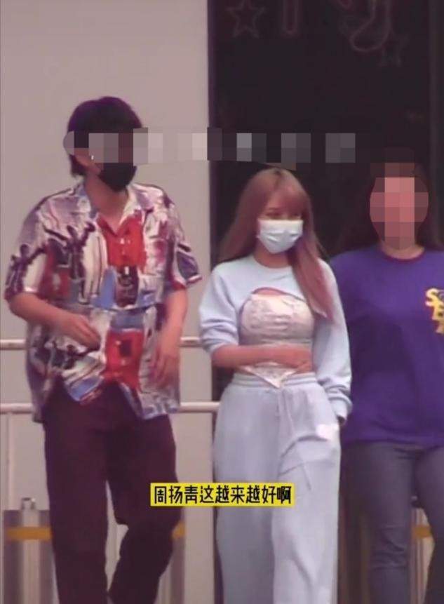 富豪男友呢？周扬青对神秘男子甜蜜比心状态好