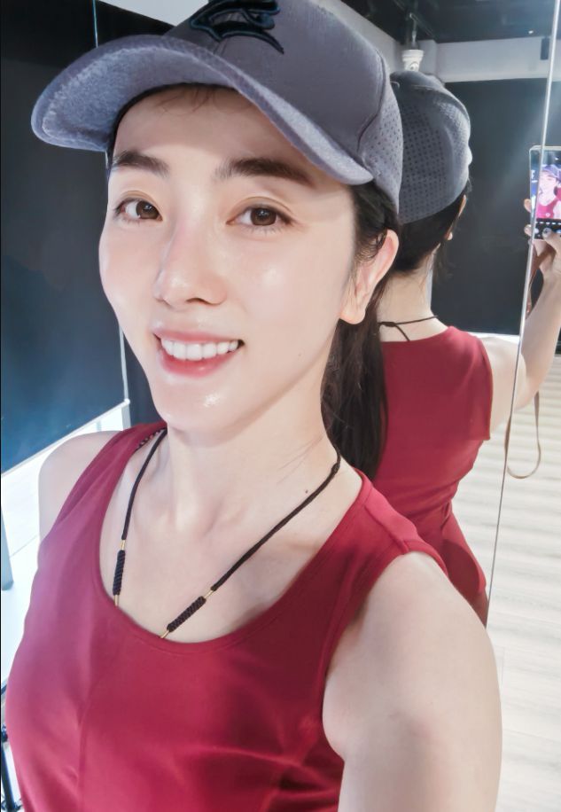 主持人李思思健身房近照曝光皮肤白皙身材好