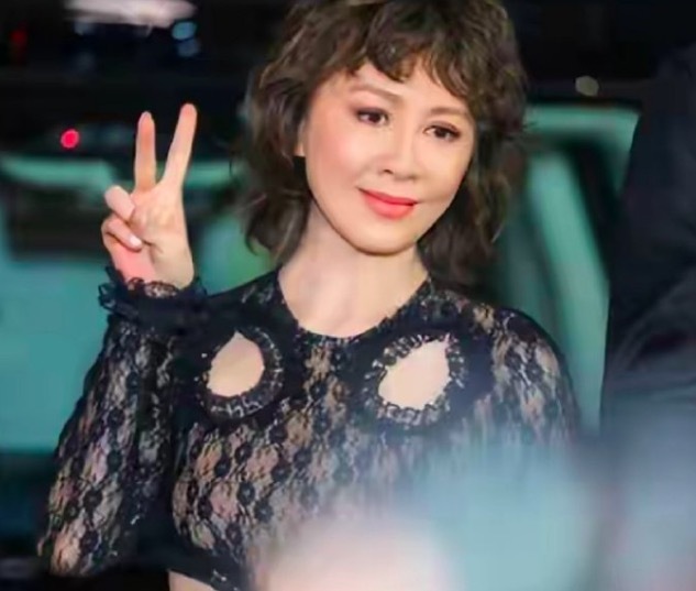 59岁刘嘉玲穿玄色露腰蕾丝长裙 不愧是外传女星！