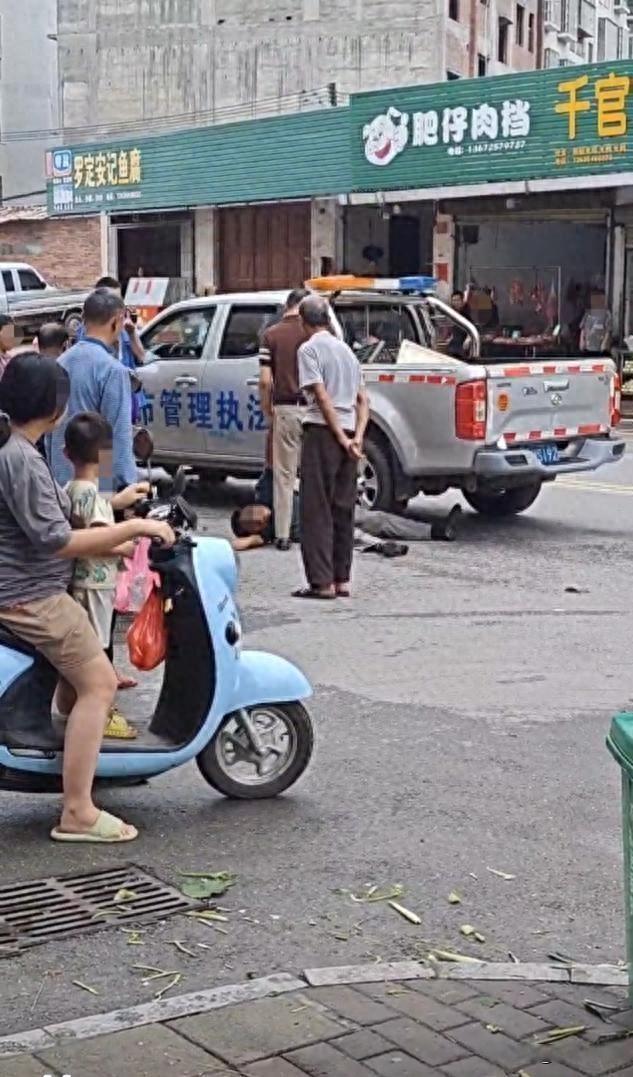 男子与城管冲突后双双倒地玩手机