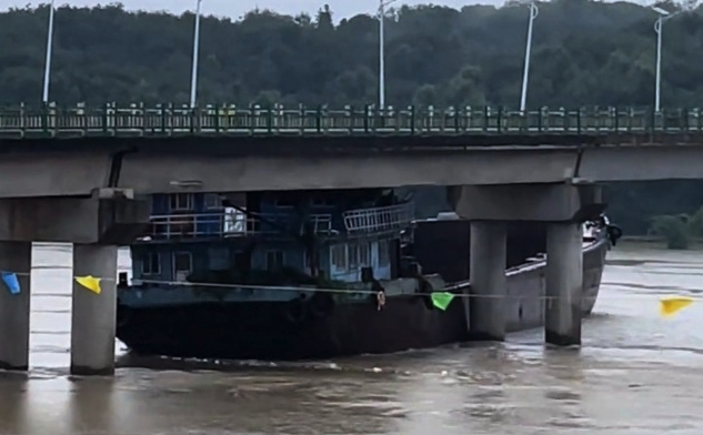 轮船撞大桥传出巨响 无人驾驶货轮卡桥墩引关注