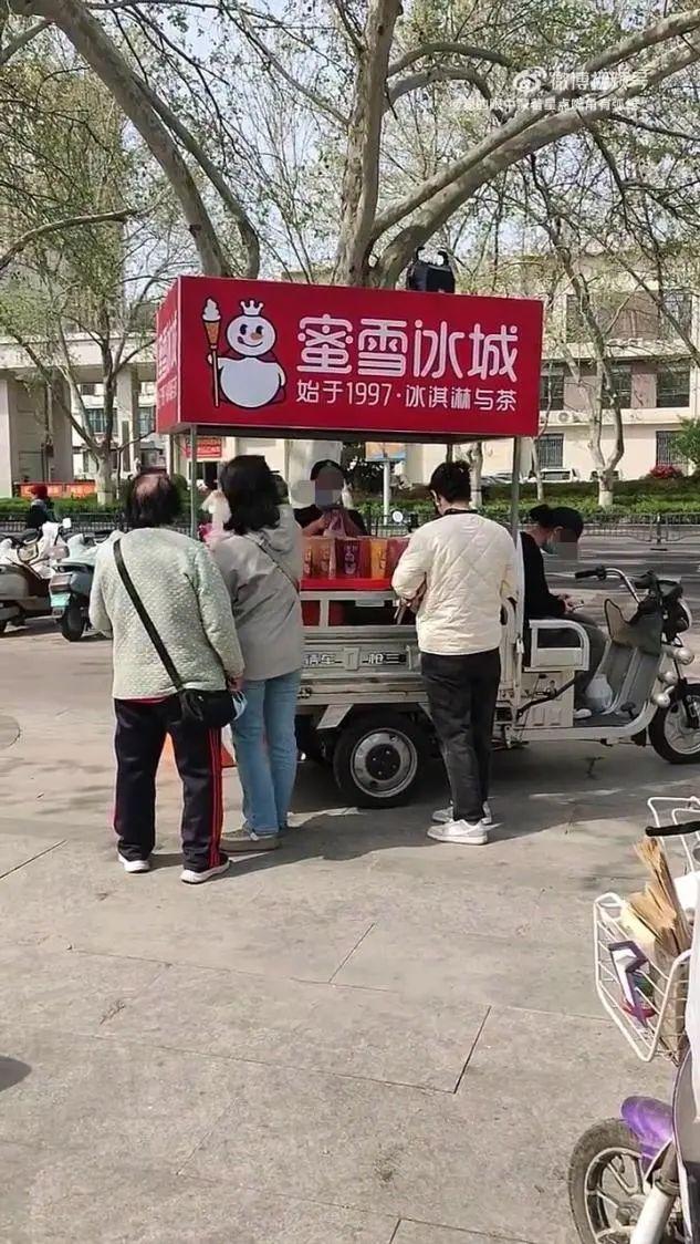 倒賣蜜雪冰城檸檬水當(dāng)事人發(fā)聲 景區(qū)擺攤引發(fā)熱議