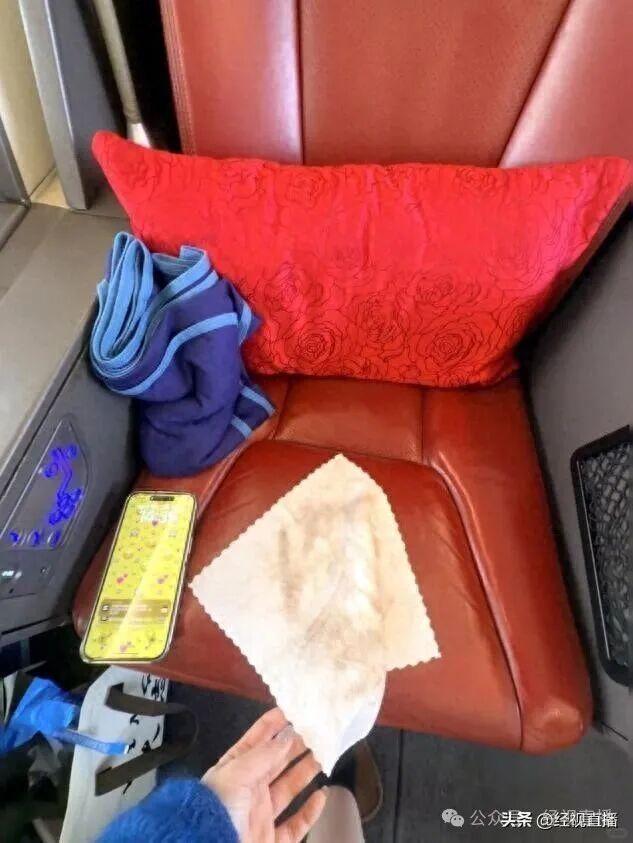 官方回應(yīng)高鐵商務(wù)座一擦全是黑印