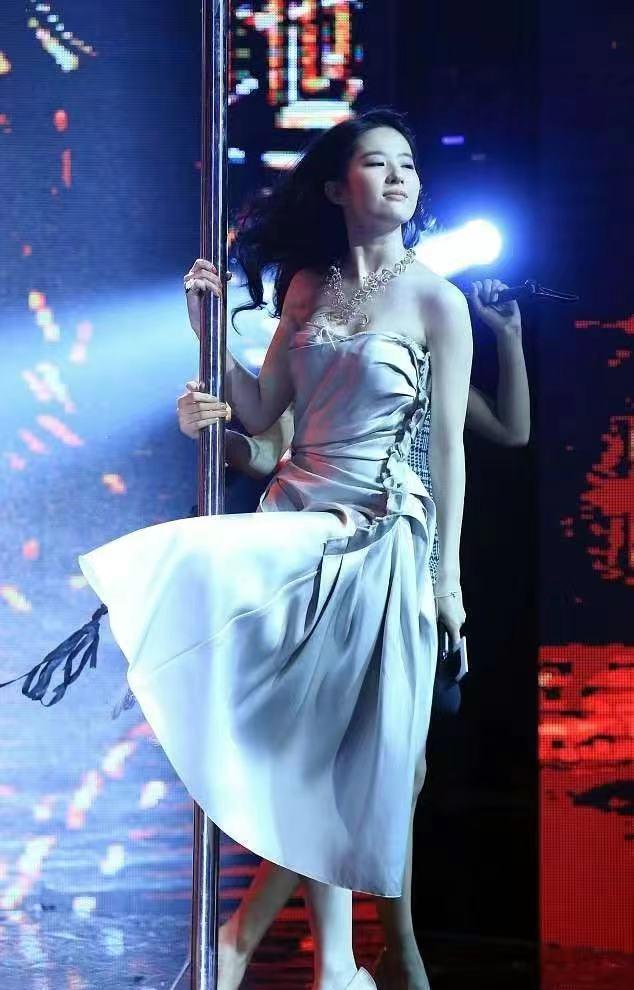 钟丽缇女儿国外大跳钢管舞！踩恨天高连转多圈