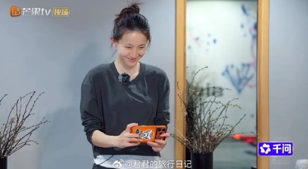 张豆豆一脸母亲看儿子的宠溺样