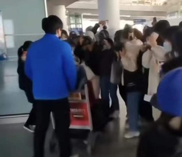 王楚钦在扬州遭粉丝围堵 被女粉丝包围怼脸拍，满脸的生无可恋