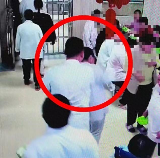 精神病院护工扇打病人 院方回应：事出有因，已对护工进行处理
