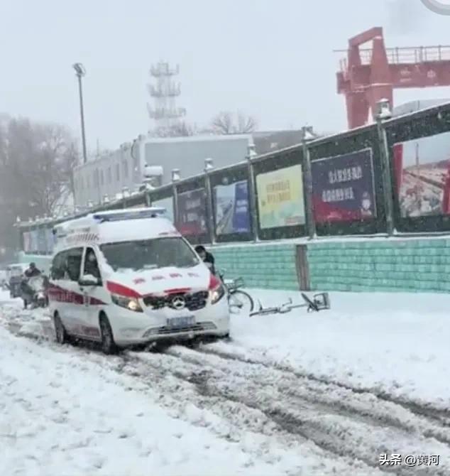 濟南暴雪救護車被困 市民主動幫忙 風雪中的溫暖相助