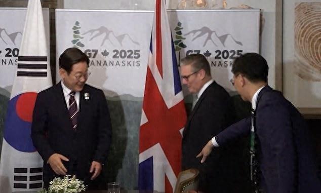 英國(guó)首相把翻譯認(rèn)成李在明主動(dòng)握手 被提醒后一臉懵手足無(wú)措“原地迷路”