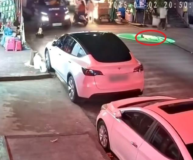 貨車盲區(qū)幼童被碾 天降橫禍誰擔(dān)責(zé) 責(zé)任劃分引熱議