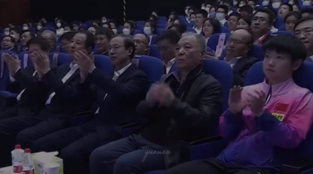 孙颖莎穿队服像穿校服 梁晓声以为是学生引导员