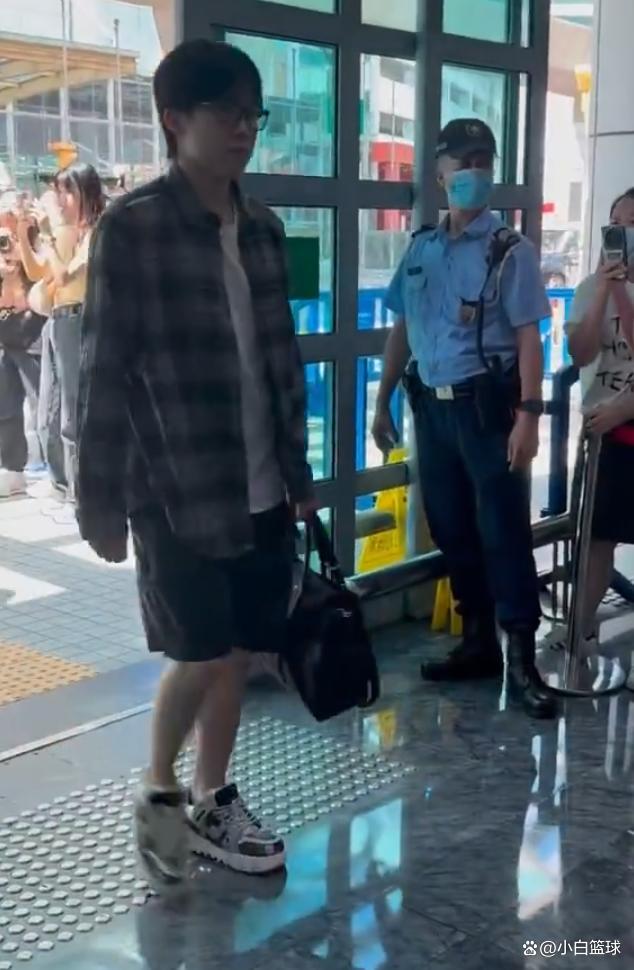 王楚欽機場再遇騷擾：霸氣回應你別嚇著我！人氣炸裂側面體現