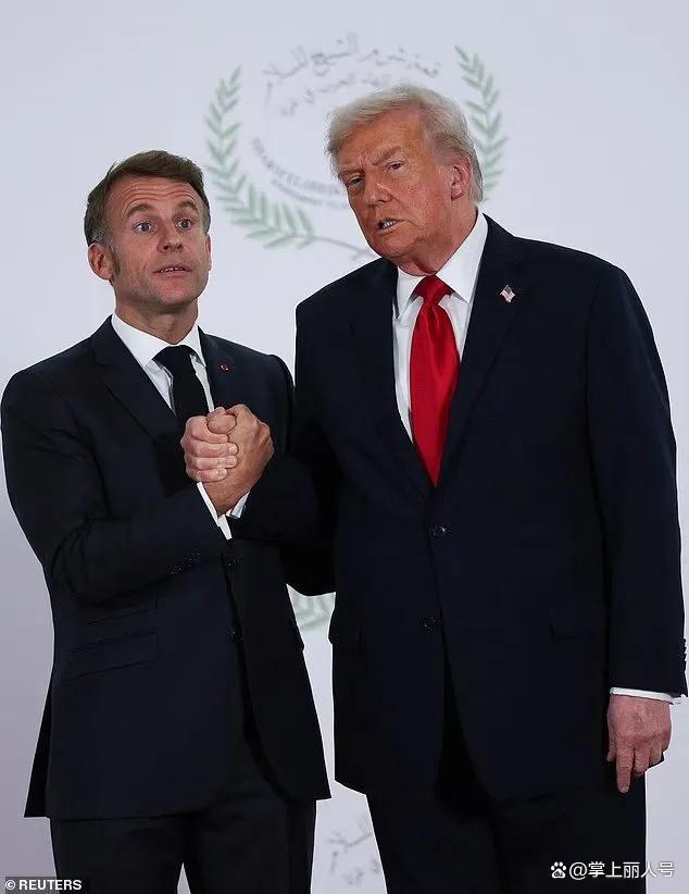 特朗普马克龙26秒“掰手腕式握手” 尴尬互动引关注