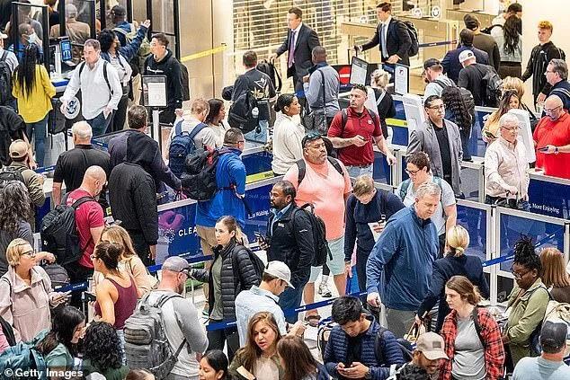 美国民航业陷入灾难 特朗普如何收场 停摆连锁反应显现