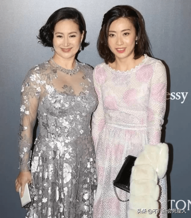 何超琼算不算顶级大美人？看她和李嘉欣的合照就知道了