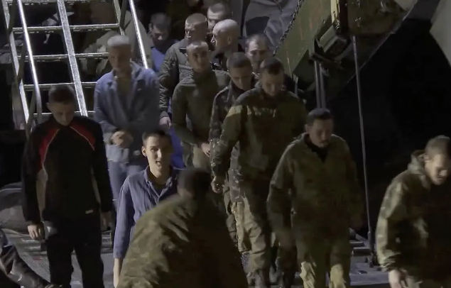 俄乌双方交换战俘画面曝光，在切尔尼戈夫州交换战俘