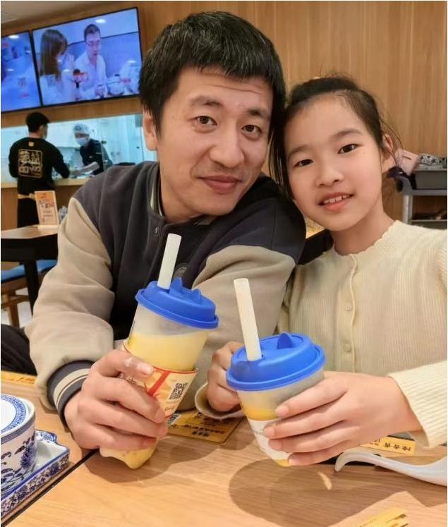 张雪峰公司楼下摆满鲜花 网友自发悼念