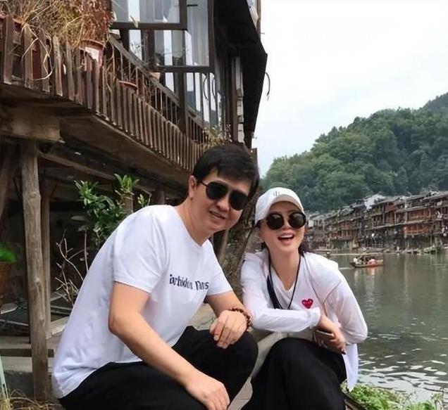 付笛生携儿子儿媳到奥地利！任静戴着30万镯子 与老公街头甜蜜相拥