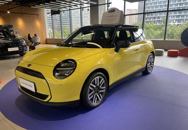 20万降至14万！纯电MINI加入价格战，与比亚迪海豚同价怎么选？