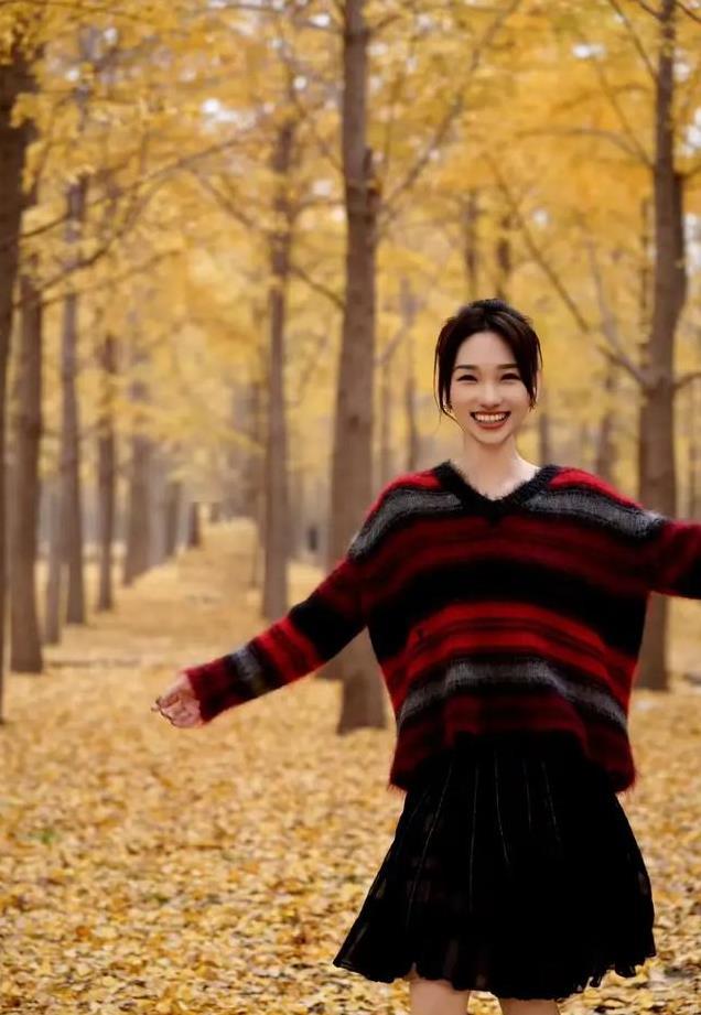 蓝羽，最美主持人，中国传媒大学校花，今天晚上金鸡奖和大家见面