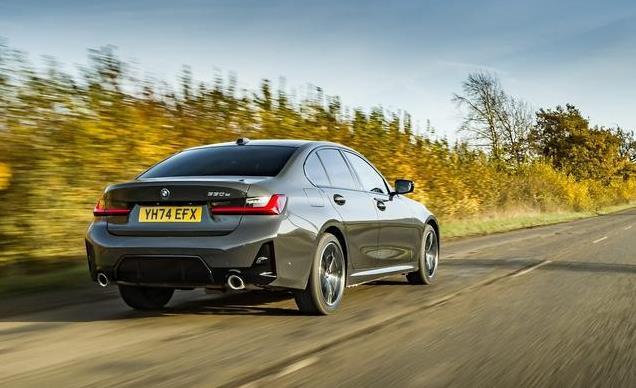 2025宝马 330e 混合动力车评测——更大的电池