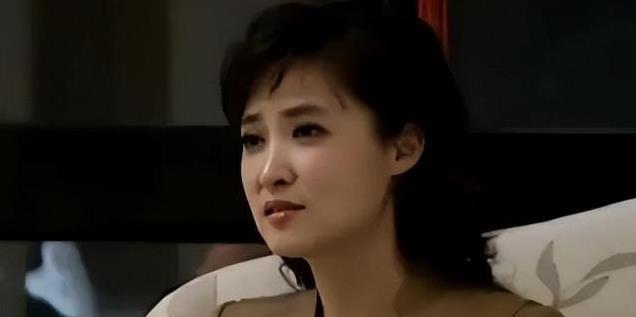 21岁进央视，爷爷外公都是名人，工作30年零失误，高挑漂亮又优秀