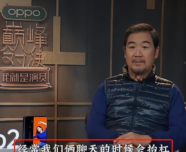 张国立刘震云现身河南,坐农村露天场地听戏,被大爷大妈团团围住_新闻看看