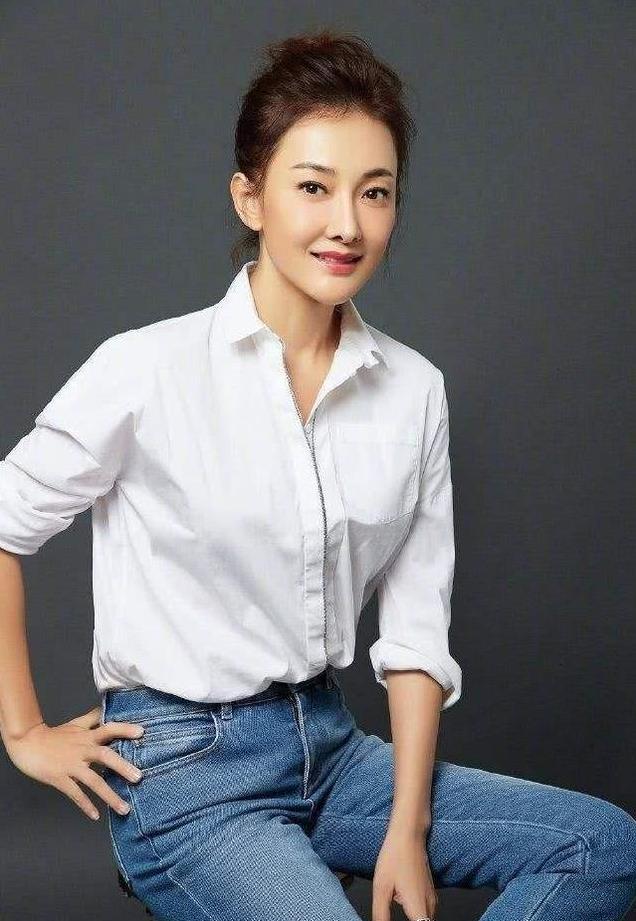 演员牛莉：是运动冠军也是小品女王，嫁给普通丈夫很知足