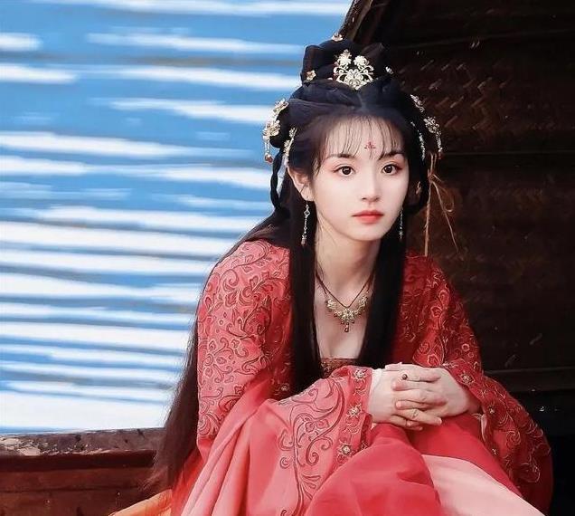 《大奉打更人》13位美女换上现代装，个个反差十足，2丫鬟太惊艳