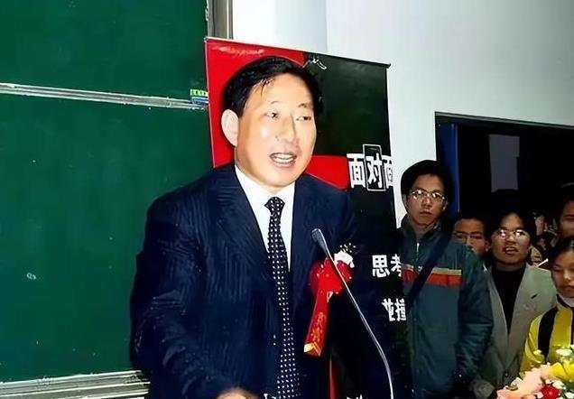 严介和大胆叫板李嘉诚：严介和的“狂”成就商业传奇