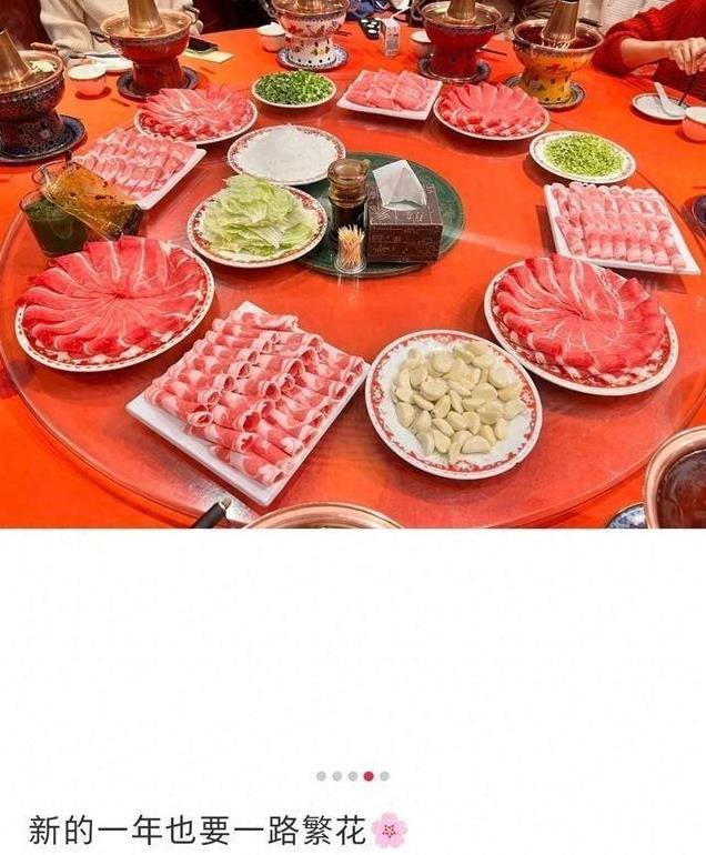 57岁张蔷北京团建，女儿咸欣宜罕见出镜，一路繁花只叫了牛在在来