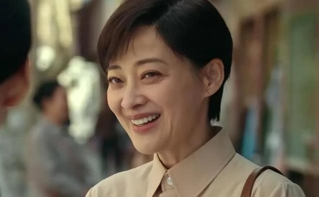 50岁梅婷演20岁少女皱纹明显、皮肤松弛！网友：一大把年纪硬装嫩
