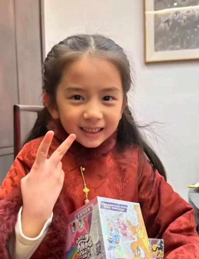 郭富城女儿正面照曝光，长得好漂亮啊，像妈妈方媛
