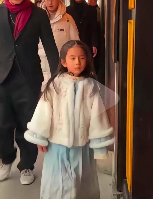 郭富城女儿正面照曝光，长得好漂亮啊，像妈妈方媛