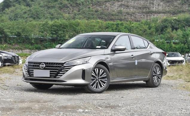 合资“掀桌子”了！中级车降到12.78万，油耗6.5L，比帕萨特舒适