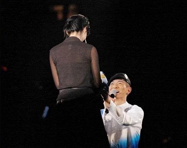 56岁吴倩莲街头偶遇，满头白发穿汗衫显沧桑，真实美感反而更动人
